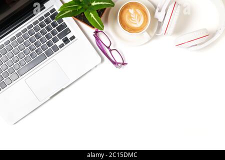 Ordinateur portable et casque avec café chaud latte art isolé sur fond blanc, vue du dessus et espace de copie Banque D'Images