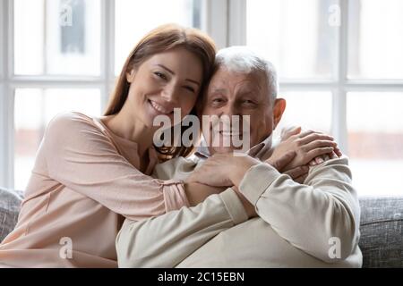 Tête prise de vue portrait souriant père âgé et fille grognup Banque D'Images