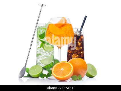 Verres de Mojito, spritz et cuba libre cocktail d'été avec glaçons menthe et lime sur fond blanc. Avec oranges et lime brute avec St Banque D'Images