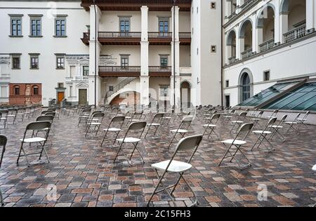 Chaises prêtes pour le concert près du bâtiment historique Banque D'Images