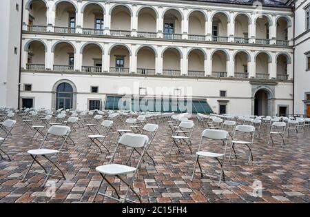 Chaises prêtes pour le concert dans la cour intérieure du palais des Grands ducs à Vilnius Banque D'Images