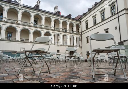 Chaises dans la cour intérieure du palais des grands ducs en Lituanie Banque D'Images