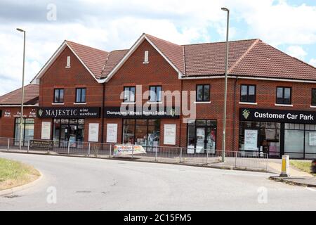 Majestic Wine Warehouse situé à The Circus, Kingston Road, Leatherhead, Surrey, Royaume-Uni Banque D'Images