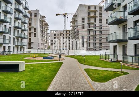Nouveaux bâtiments avec bâtiment en construction en arrière-plan Banque D'Images