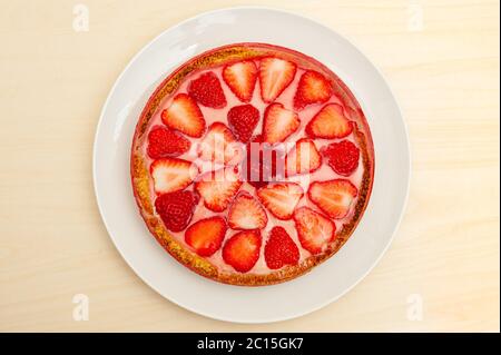 Délicieuse tarte aux fraises maison. Isolé sur fond en bois. Vue de dessus. Tir horizontal. Banque D'Images