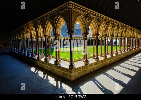 France, Normandie, Département de la Manche, Baie du Mont Saint-Michel Patrimoine mondial de l'UNESCO, Abbaye du Mont Saint-Michel, le cloître Banque D'Images