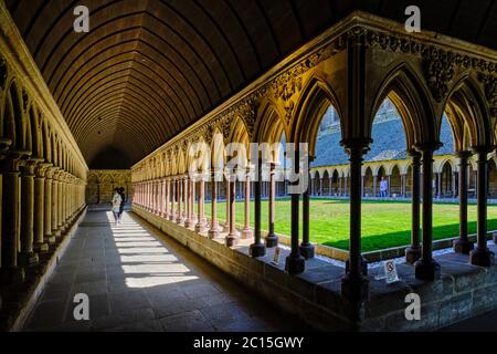 France, Normandie, Département de la Manche, Baie du Mont Saint-Michel Patrimoine mondial de l'UNESCO, Abbaye du Mont Saint-Michel, le cloître Banque D'Images