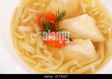 Soupe de nouilles maison avec poulet Banque D'Images