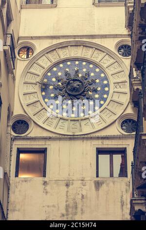 Horloge romatique avec lion vénitien sur verre de murano. Banque D'Images