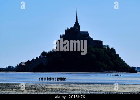 France, Normandie, Département de la Manche, Baie du Mont Saint-Michel Patrimoine mondial de l'UNESCO, Abbaye du Mont Saint-Michel, traversée au pied du Mont Saint-Michel Banque D'Images
