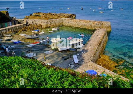 France, Normandie, Département de la Manche, Cotentin, Cap de la Haye, Saint-Germain-des-Vaux, Port racine est le plus petit port de France Banque D'Images