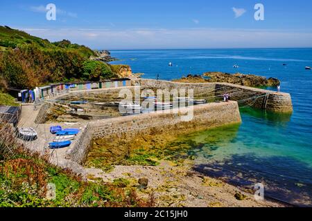 France, Normandie, Département de la Manche, Cotentin, Cap de la Haye, Saint-Germain-des-Vaux, Port racine est le plus petit port de France Banque D'Images