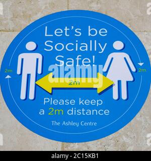 Londres, Royaume-Uni, 14 juin 2020, Shopping Mall social distance Floor stickers Keeppers Safe Banque D'Images