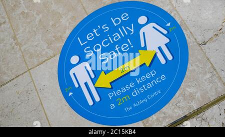 Londres, Royaume-Uni, 14 juin 2020, Shopping Mall social distance Floor stickers Keeppers Safe Banque D'Images