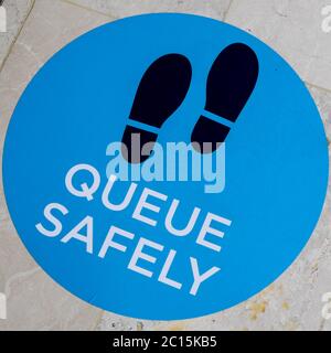 Londres, Royaume-Uni, 14 juin 2020, Shopping Mall social distance Floor stickers Keeppers Safe Banque D'Images