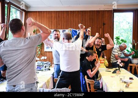 Karlsruhe, Allemagne. 14 juin 2020. Les fans du KSC applaudissent au derby dans un club et applaudissent à la victoire du derby. GES/football/2ème Bundesliga: Karlsruher SC - VfB Stuttgart, 14.06.2020 football: 2ème ligue: Karlsruher Sport-Club vs VfB Stuttgart, Karlsruhe, 14 juin 2020 | usage dans le monde crédit: dpa/Alay Live News Banque D'Images