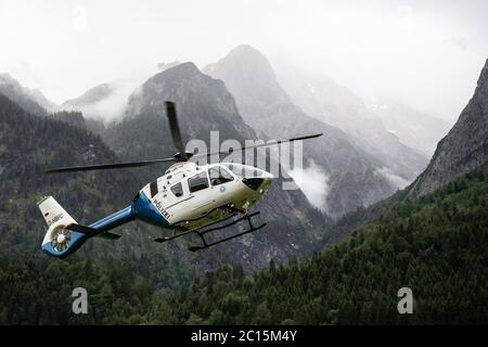 Grainau, Allemagne. 14 juin 2020. Un hélicoptère de police dévalle du lieu d'atterrissage dans la vallée après avoir secouru des randonneurs de la Höllentalangerhütte. Environ 60 randonneurs ont été coincés à la Höllentalangerhütte après la tempête de la nuit et ont dû être ramenés dans la vallée par hélicoptère. En raison de ponts endommagés, ils ne pouvaient pas rentrer dans la vallée à pied. Credit: Matthias balk/dpa/Alay Live News Banque D'Images