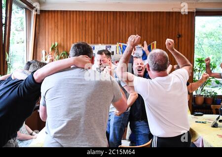 Karlsruhe, Allemagne. 14 juin 2020. Les fans du KSC applaudissent au derby dans un club et applaudissent à la victoire du derby. GES/football/2ème Bundesliga: Karlsruher SC - VfB Stuttgart, 14.06.2020 football: 2ème ligue: Karlsruher Sport-Club vs VfB Stuttgart, Karlsruhe, 14 juin 2020 | usage dans le monde crédit: dpa/Alay Live News Banque D'Images