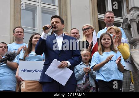 Legnica, Pologne. 14 juin 2020. Élection présidentielle en Pologne. La campagne électorale en Pologne est en cours. Le 28 juin, les Polonais éliront un président pour un mandat de cinq ans. L'un des candidats est Rafal Trzaskowski de la Coalition civique. Actuellement président de la ville de Varsovie crédit: Piotr Twardysko-Wierzbicki/ZUMA Wire/Alamy Live News Banque D'Images