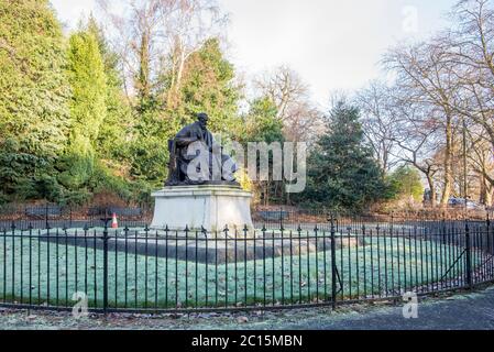 Statue du Seigneur Kelvin dans le jardin du parc Kelvingrove, Glasgow Banque D'Images