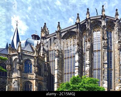 Célèbre cathédrale ou dôme d'Aix-la-Chapelle en Allemagne avec ciel bleu Banque D'Images