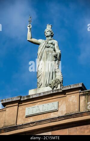 Italia Statue sur le toit sur le centre italien sur Ingram Street / John Street, Glasgow, Écosse. Banque D'Images