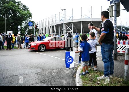 Karlsruhe, Allemagne. 14 juin 2020. Les fans du KSC applaudissent la victoire du derby devant le stade. GES/football/2ème Bundesliga: Karlsruher SC - VfB Stuttgart, 14.06.2020 football: 2ème ligue: Karlsruher Sport-Club vs VfB Stuttgart, Karlsruhe, 14 juin 2020 | usage dans le monde crédit: dpa/Alay Live News Banque D'Images