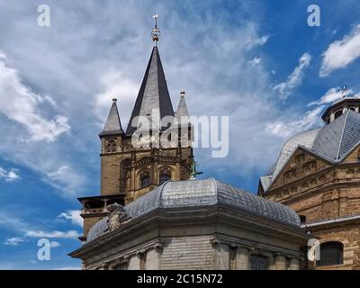 Célèbre cathédrale ou dôme d'Aix-la-Chapelle en Allemagne avec ciel bleu Banque D'Images