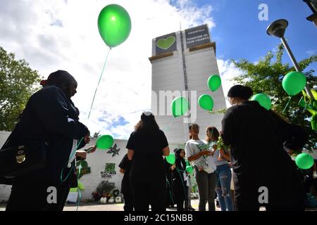 Les gens libèrent des ballons à la mosaïque communautaire du Grenfell Memorial à la base de la tour de Londres à l'occasion du troisième anniversaire de l'incendie de la Grenfell Tower qui a fait 72 morts le 14 2017 juin. Banque D'Images