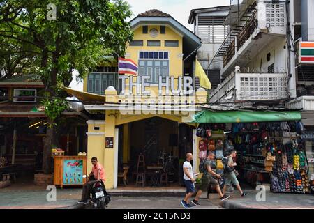 Bangkok, Thaïlande 01.06.2020: Entrée du bar Hub pendant la lumière du jour sur la célèbre route Khaosan ou Khao San Road de Bangkok. La région est internationa Banque D'Images