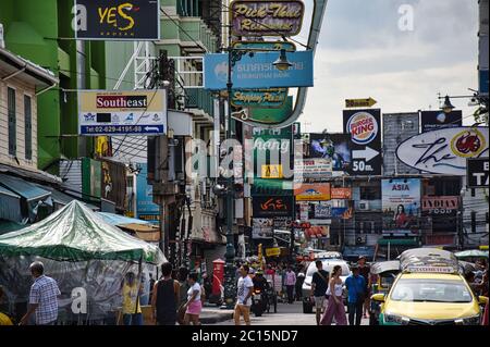 Bangkok, Thaïlande 01.06.2020: Photos de paysages urbains à la lumière du jour de la célèbre route Khaosan ou route Khao San de Bangkok. La région est internationale k Banque D'Images