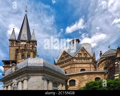 Célèbre cathédrale ou dôme d'Aix-la-Chapelle en Allemagne avec ciel bleu Banque D'Images