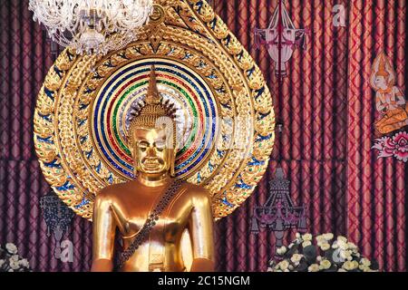 Une magnifique statue de Bouddha doré ornée Wat Chana Songkhram temple à Bangkok Banque D'Images