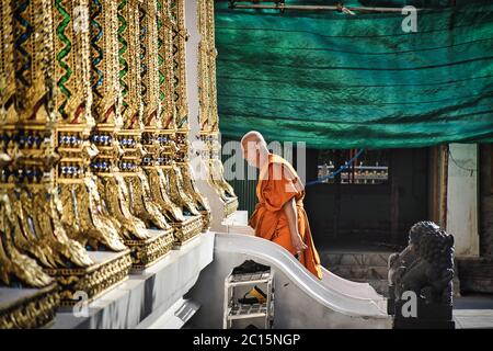 Bangkok, Thaïlande 01.06.2020: Un moine bouddhiste thaïlandais entre dans le temple Wat Chana Songkhram Banque D'Images