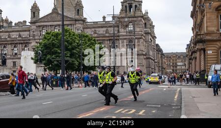 Glasgow, Écosse, Royaume-Uni. 14 juin 2020. Des officiers de police écossais lors d'une manifestation de la Loyalist Defense League à George Square pour protéger les statues contre le vandalisme après les événements de la vie noire. Credit: SKULLY/Alay Live News Banque D'Images