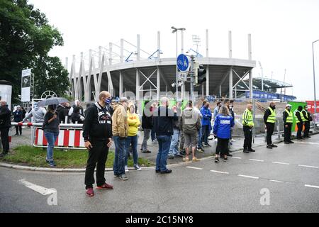 Karlsruhe, Allemagne. 14 juin 2020. Les fans du KSC applaudissent la victoire du derby devant le stade. GES/football/2ème Bundesliga: Karlsruher SC - VfB Stuttgart, 14.06.2020 football: 2ème ligue: Karlsruher Sport-Club vs VfB Stuttgart, Karlsruhe, 14 juin 2020 | usage dans le monde crédit: dpa/Alay Live News Banque D'Images