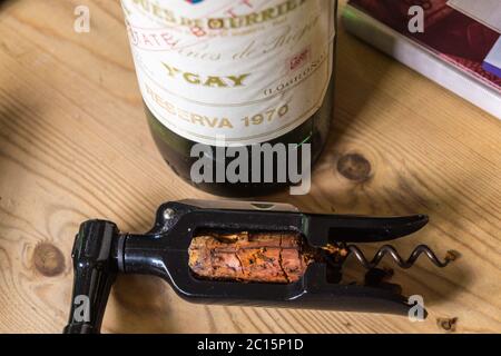 Liège gravement détérioré d'une bouteille de 1970 Marquès de Murrieta Ygay Rioja vin rouge espagnol Banque D'Images