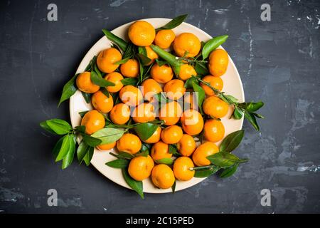 Mandarines sur fond de bois. Mise au point sélective. Faible profondeur de champ. Banque D'Images