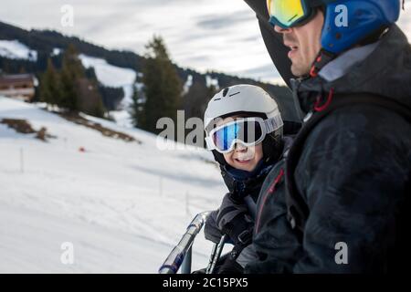 En famille, ski dans la station de ski d'hiver par une journée ensoleillée, en profitant du paysage Banque D'Images