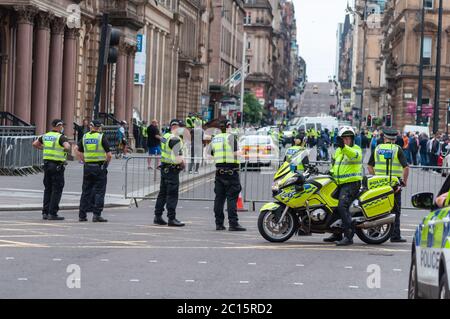 Glasgow, Écosse, Royaume-Uni. 14 juin 2020. Des officiers de police écossais lors d'une manifestation de la Loyalist Defense League à George Square pour protéger les statues contre le vandalisme après les événements de la vie noire. Credit: SKULLY/Alay Live News Banque D'Images