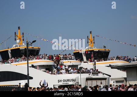 EMINONU, ISTANBUL, TURQUIE; 26 JUIN 2018. Les gens se promenssent dans la rue. Foule à côté du Bosphore, avec mosquée en arrière-plan, à Istanbul. Banque D'Images