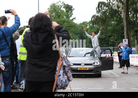 Karlsruhe, Allemagne. 14 juin 2020. Dirk Carlson (KSC) célèbre la victoire après le match avec les fans du KSC devant le stade. GES/football/2ème Bundesliga: Karlsruher SC - VfB Stuttgart, 14.06.2020 football: 2ème ligue: Karlsruher Sport-Club vs VfB Stuttgart, Karlsruhe, 14 juin 2020 | usage dans le monde crédit: dpa/Alay Live News Banque D'Images