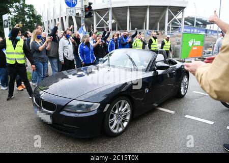 Karlsruhe, Allemagne. 14 juin 2020. Les fans du KSC encouragent leurs joueurs après le match en face du stade. GES/football/2ème Bundesliga: Karlsruher SC - VfB Stuttgart, 14.06.2020 football: 2ème ligue: Karlsruher Sport-Club vs VfB Stuttgart, Karlsruhe, 14 juin 2020 | usage dans le monde crédit: dpa/Alay Live News Banque D'Images