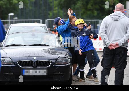 Karlsruhe, Allemagne. 14 juin 2020. Les fans de KSC après le match en face du stade prennent une photo avec Philipp Hofmann (KSC) dans la voiture. GES/football/2ème Bundesliga: Karlsruher SC - VfB Stuttgart, 14.06.2020 football: 2ème ligue: Karlsruher Sport-Club vs VfB Stuttgart, Karlsruhe, 14 juin 2020 | usage dans le monde crédit: dpa/Alay Live News Banque D'Images