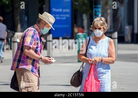 Couple plus âgé portant un masque facial pour protéger du coronavirus en 2020, Southampton Banque D'Images