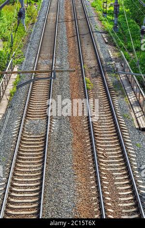 Vue de dessus de la voie ferrée avec les rails allant dans le loin, sur une brillante Sunny journée. Banque D'Images