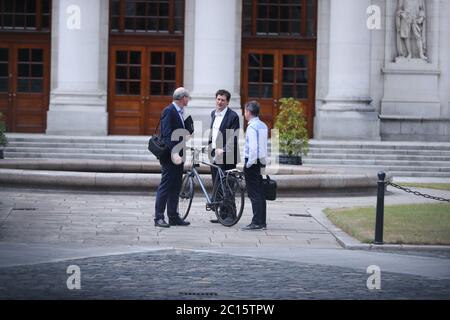 (De gauche à droite) Tanaiste et ministre des Affaires étrangères, Simon Coveney, chef du Parti Vert, Eamon Ryan, et le ministre des Finances et des dépenses publiques et de la réforme, Paschal Donohoe, arrivent dans les bâtiments du gouvernement pour discuter des questions en suspens, en tant que leaders de Fine Gael, Fianna Fail et le Parti Vert sont sur le point de convenir officiellement d'un projet de programme de gouvernement entre leurs partis plus tard. Banque D'Images