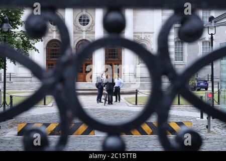 (De gauche à droite) Tanaiste et ministre des Affaires étrangères, Simon Coveney, chef du Parti Vert, Eamon Ryan, et le ministre des Finances et des dépenses publiques et de la réforme, Paschal Donohoe, arrivent dans les bâtiments du gouvernement pour discuter des questions en suspens, en tant que leaders de Fine Gael, Fianna Fail et le Parti Vert sont sur le point de convenir officiellement d'un projet de programme de gouvernement entre leurs partis plus tard. Banque D'Images