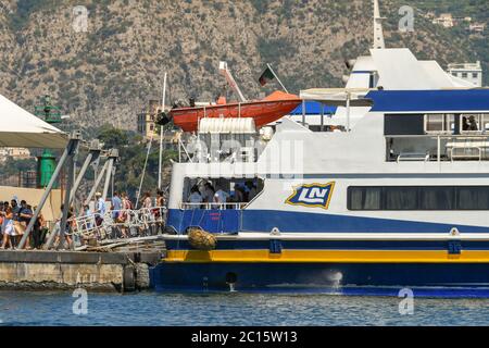 SORRENTE, ITALIE - AOÛT 2019 : les gens débarquent d'un ferry rapide à Sorrente. Banque D'Images