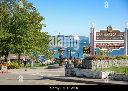 Bar Harbour, Maine, Etats-Unis - septembre 2010 : bord de mer de Bar Harbor avec un bateau de croisière en arrière-plan. C'est un port d'appel populaire pour les navires Banque D'Images